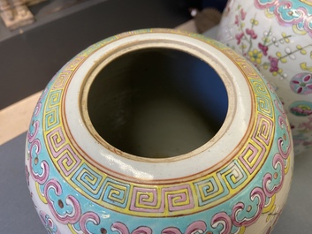 Une paire de pots couverts en porcelaine de Chine famille rose &agrave; d&eacute;cor d'antiquit&eacute;s, 19&egrave;me
