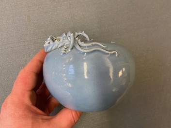 Un lave-pinceaux en porcelaine de Chine bleu de lavande monochrome, marque de Yongzheng, 19&egrave;me