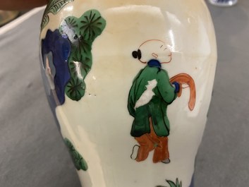 Une paire de vases de forme 'meiping' en porcelaine de Chine wucai, 19&egrave;me