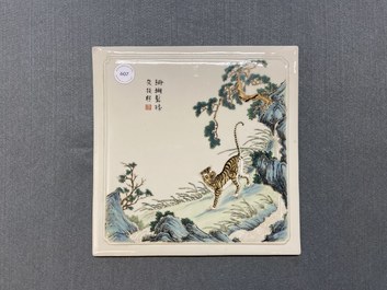 Een Chinese vierkante famille verte plaquette met een tijger, 19/20e eeuw