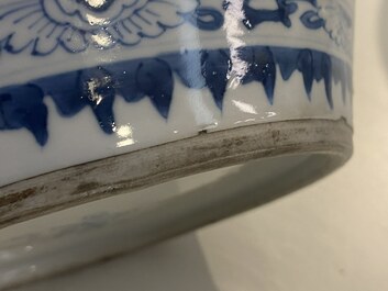 Un pot en porcelaine de Chine en bleu et blanc &agrave; d&eacute;cor de m&eacute;daillons figuratifs, Kangxi