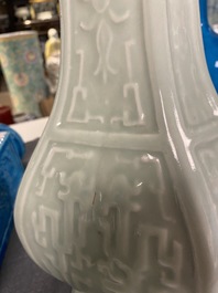 Quatre vases en porcelaine de Chine turquoise monochrome et un en c&eacute;ladon, 19/20&egrave;me