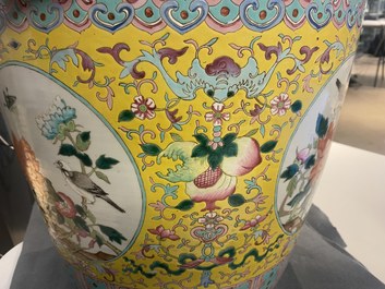Une jardini&egrave;re en porcelaine de Chine famille rose sur support en bois, 19&egrave;me
