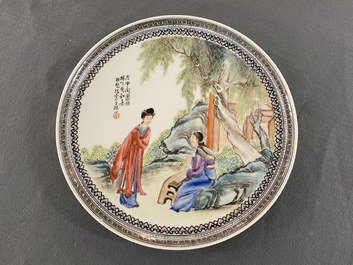Une paire d'assiettes en porcelaine de Chine famille rose &agrave; d&eacute;cor de femmes dans un jardin, R&eacute;publique