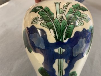 Une paire de vases de forme 'meiping' en porcelaine de Chine wucai, 19&egrave;me