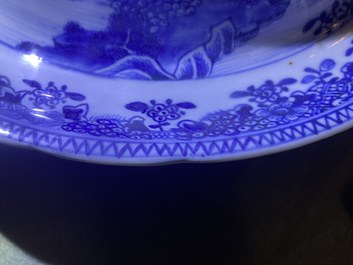 Une terrine couverte &agrave; usage maritime en porcelaine de Chine en bleu et blanc, Qianlong