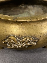 Un br&ucirc;le-parfum tripod en bronze &agrave; d&eacute;cor d'&eacute;l&eacute;phants, Chine, Qing