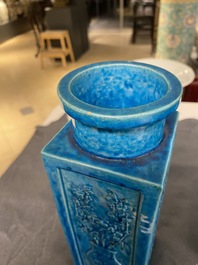 Quatre vases en porcelaine de Chine turquoise monochrome et un en c&eacute;ladon, 19/20&egrave;me