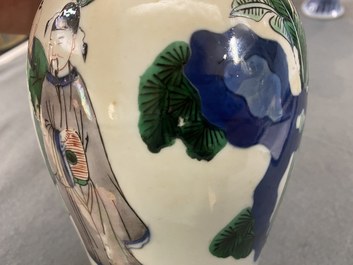 Une paire de vases de forme 'meiping' en porcelaine de Chine wucai, 19&egrave;me