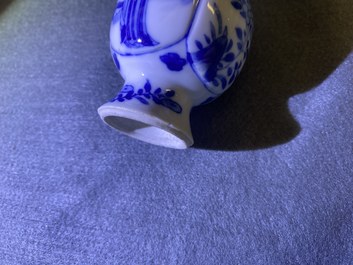 Cinq vases en porcelaine de Chine, la plupart en bleu et blanc, Kangxi
