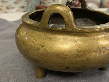 Un br&ucirc;le-parfum tripod en bronze &agrave; d&eacute;cor d'&eacute;l&eacute;phants, Chine, Qing