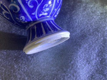 Un vase en porcelaine de Chine en bleu et blanc &agrave; d&eacute;cor de fleurs de lotus, Kangxi