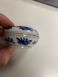 Huit plats, un sous-plat et trois bo&icirc;tes couvertes en porcelaine de Chine en bleu et blanc, Yongzheng et apr&egrave;s