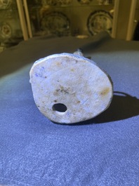 Une figure d'une femme assise sur un tr&ocirc;ne de lotus en porcelaine de Chine famille rose, 19&egrave;me