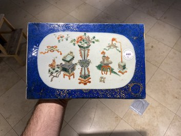 Deux plaques en porcelaine de Chine famille verte &agrave; fond bleu poudr&eacute;, Kangxi