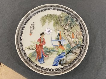 Une paire d'assiettes en porcelaine de Chine famille rose &agrave; d&eacute;cor de femmes dans un jardin, R&eacute;publique