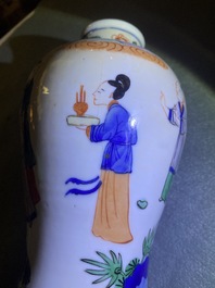 Une paire de vases de forme 'meiping' en porcelaine de Chine wucai, 19&egrave;me