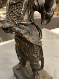 Een Chinese bronzen figuur van een dienaar, Ming