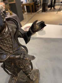 Een Chinese bronzen figuur van een dienaar, Ming