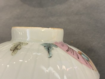 Une paire de bols couverts sur pr&eacute;sentoirs en porcelaine de Chine qianjiang cai, 19/20&egrave;me