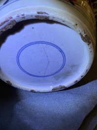 Un pot en porcelaine de Chine de style Imari et un bol couvert en wucai, Kangxi et &eacute;poque Transition