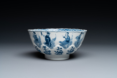 Un bol en forme de lotus en porcelaine de Chine en bleu et blanc &agrave; d&eacute;cor d'immortels, marque de Chenghua, Kangxi