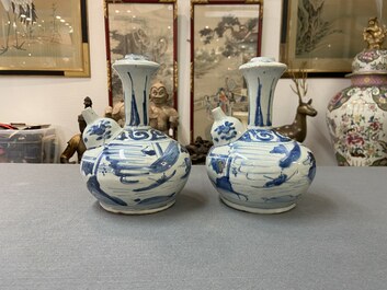 Une paire de kendis en porcelaine de Chine en bleu et blanc &agrave; d&eacute;cor d'un personnage dans un paysage, Wanli