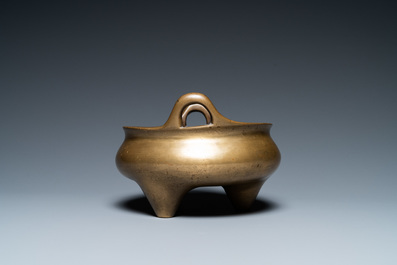 Un br&ucirc;le-parfum tripod en bronze, marque de Xuande, 19&egrave;me