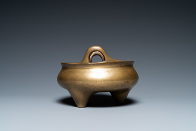 Een Chinese bronzen driepotige wierookbrander, Xuande merk, 19e eeuw