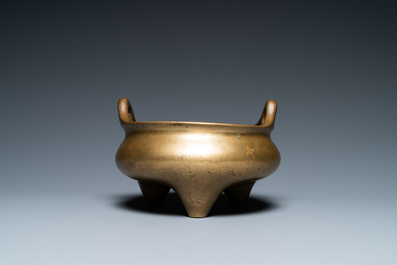 Een Chinese bronzen driepotige wierookbrander, Xuande merk, 19e eeuw