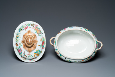 Une terrine couverte sur pr&eacute;sentoir en porcelaine de Chine famille rose de Canton, 19&egrave;me