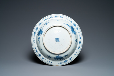 Een Chinese blauw-witte schotel met een pioen, Ming