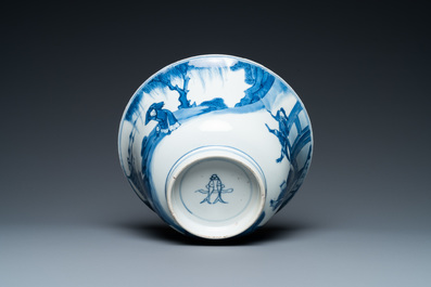Een Chinese blauw-witte kom met verhalend decor, Kangxi