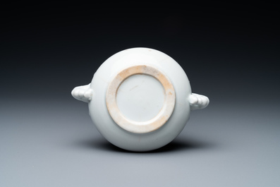 Un br&ucirc;le-parfum en porcelaine blanc de Chine de Dehua aux anses en forme de t&ecirc;tes d'&eacute;l&eacute;phants, 18/19&egrave;me