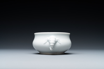 Un br&ucirc;le-parfum en porcelaine blanc de Chine de Dehua aux anses en forme de t&ecirc;tes d'&eacute;l&eacute;phants, 18/19&egrave;me