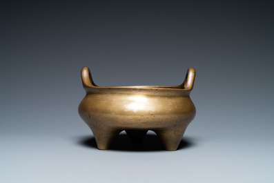 Een Chinese bronzen driepotige wierookbrander, Xuande merk, 19e eeuw