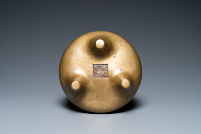 Un br&ucirc;le-parfum tripod en bronze, marque de Xuande, 19&egrave;me