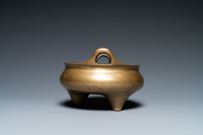 Een Chinese bronzen driepotige wierookbrander, Xuande merk, 19e eeuw