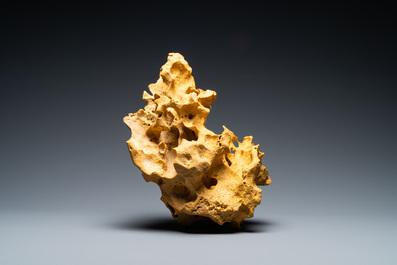 Une pierre de lettr&eacute; 'gongshi' jaune, Chine, 19/20&egrave;me