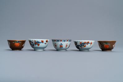 Une &eacute;cuelle, une chope, un bol et cinq tasses et soucoupes en porcelaine de Chine de style Imari, Kangxi/Qianlong