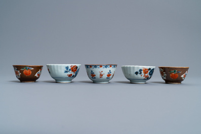 Une &eacute;cuelle, une chope, un bol et cinq tasses et soucoupes en porcelaine de Chine de style Imari, Kangxi/Qianlong