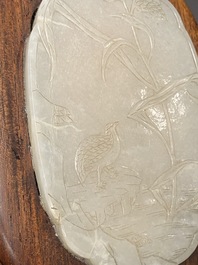 Een Chinese houten dekseldoos met een 'kwartel' plaquette in witte jade, 18/19e eeuw