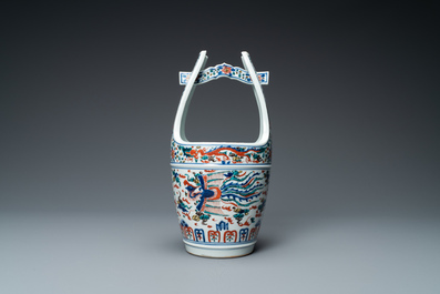 Un seau en porcelaine de Japon de style wucai pour le march&eacute; chinois, marque de Wanli, R&eacute;publique