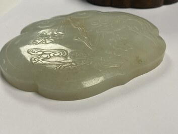 Een Chinese houten dekseldoos met een 'ruyi' plaquette in witte jade, 18/19e eeuw
