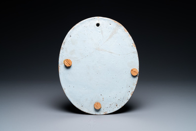Une plaque de forme ovale en fa&iuml;ence de Delft de technique mixte &agrave; fond noir, 18&egrave;me