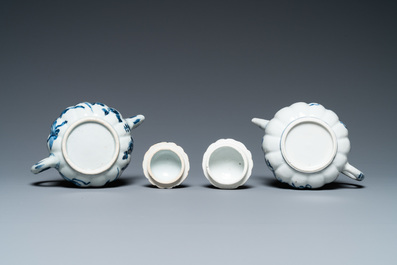 Vier Chinese blauw-witte koppen, vier schotels en twee theepotten, Kangxi