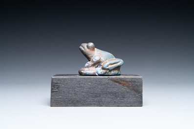 Un mod&egrave;le d'une grenouille en fa&iuml;ence &agrave; &eacute;mail turquoise et bleu de cobalt, Egypte, 15/11&egrave;me av. J.-C.