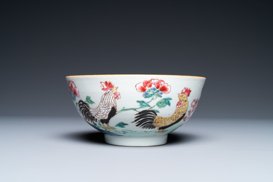 Een diverse collectie Chinese famille rose en grisaille koppen en schotels en een kom met hanen, Yongzheng/Qianlong