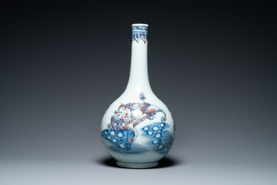 Un vase de forme bouteille en porcelaine de Chine en bleu, blanc et rouge de cuivre, 20&egrave;me