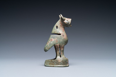 Een Seljoek bronzen figuur van een kat, Iran, 12/14e eeuw